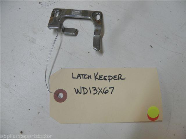 GE DISHWASHER WD13X67 LATCH KEEPER USED PART ASSEMBLY