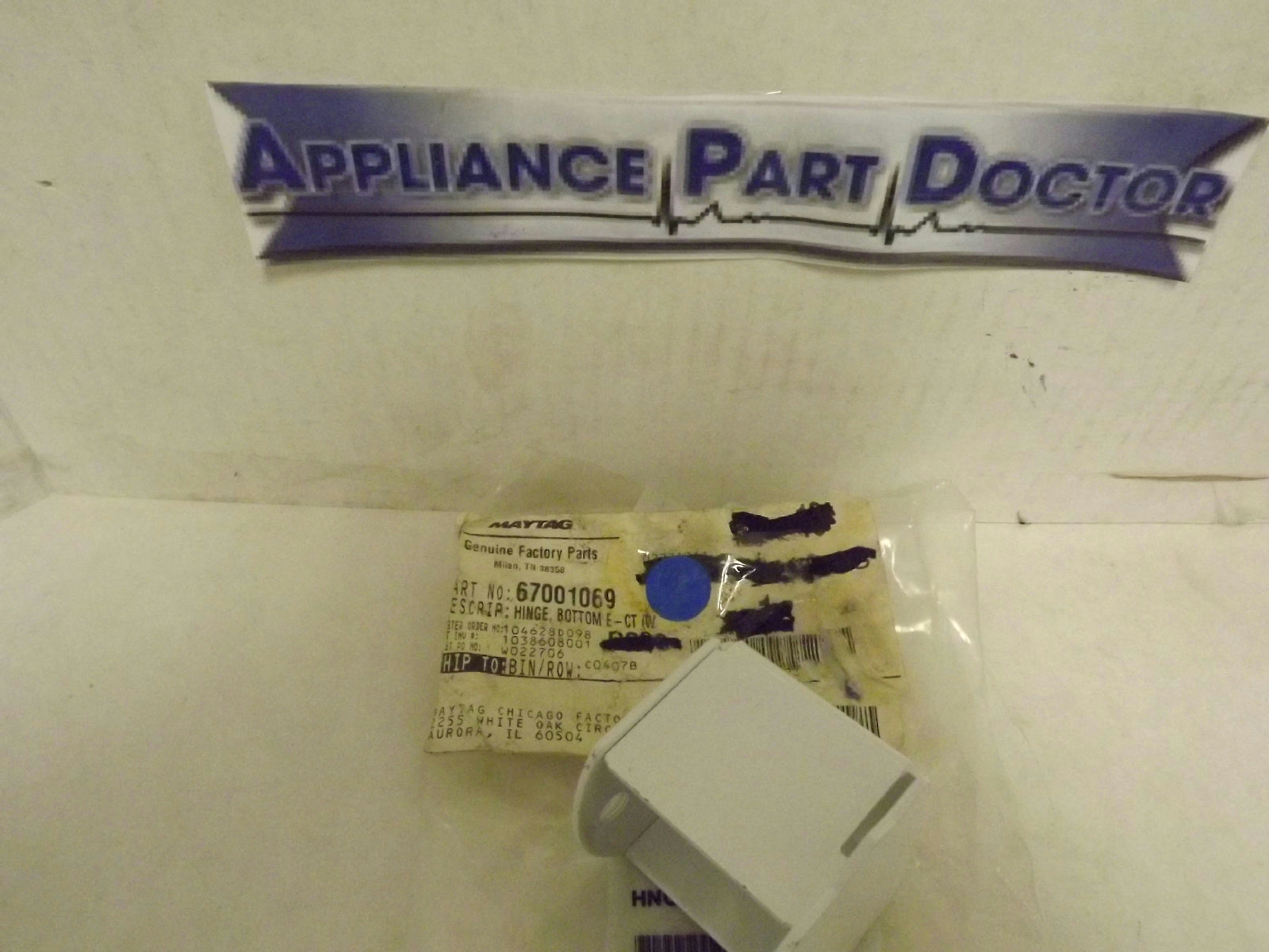 MAYTAG WHIRLPOOL REFRIGERATOR 67001069 BOTTOM DOOR HINGE (WHT) NEW